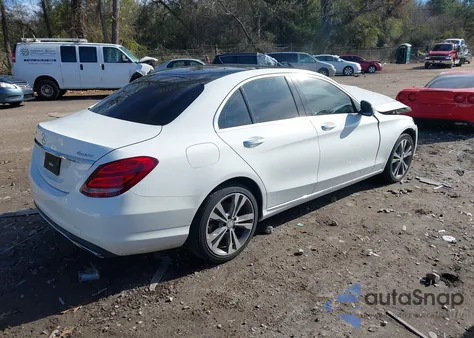2015 Mercedes-Benz C 300 4Matic z USA, uszkodzony, nr VIN 55SWF4KB5FU033583